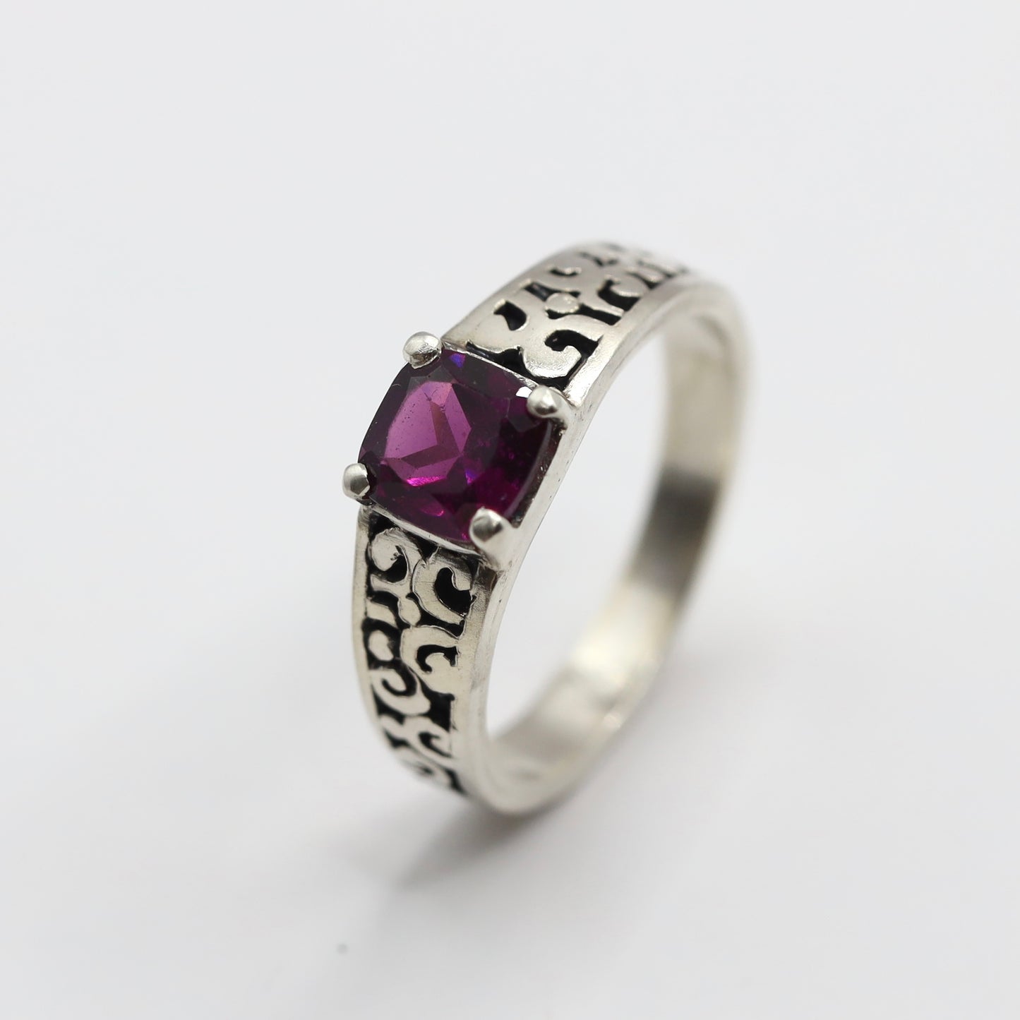 handmade unique pattern silver ring with garnet stone