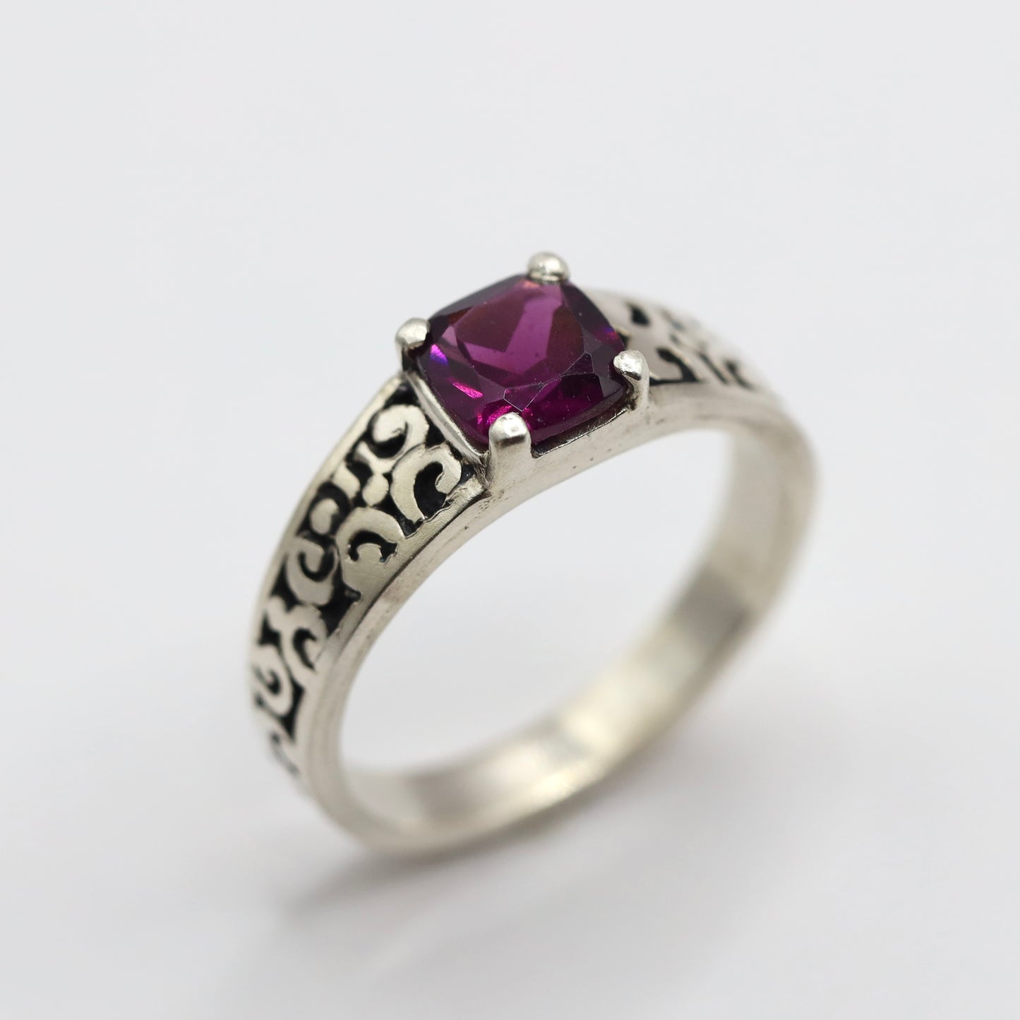 handmade unique pattern silver ring with garnet stone